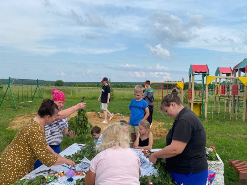 В деревне Сычевка жители увлеченно мастерили куклу Троица.