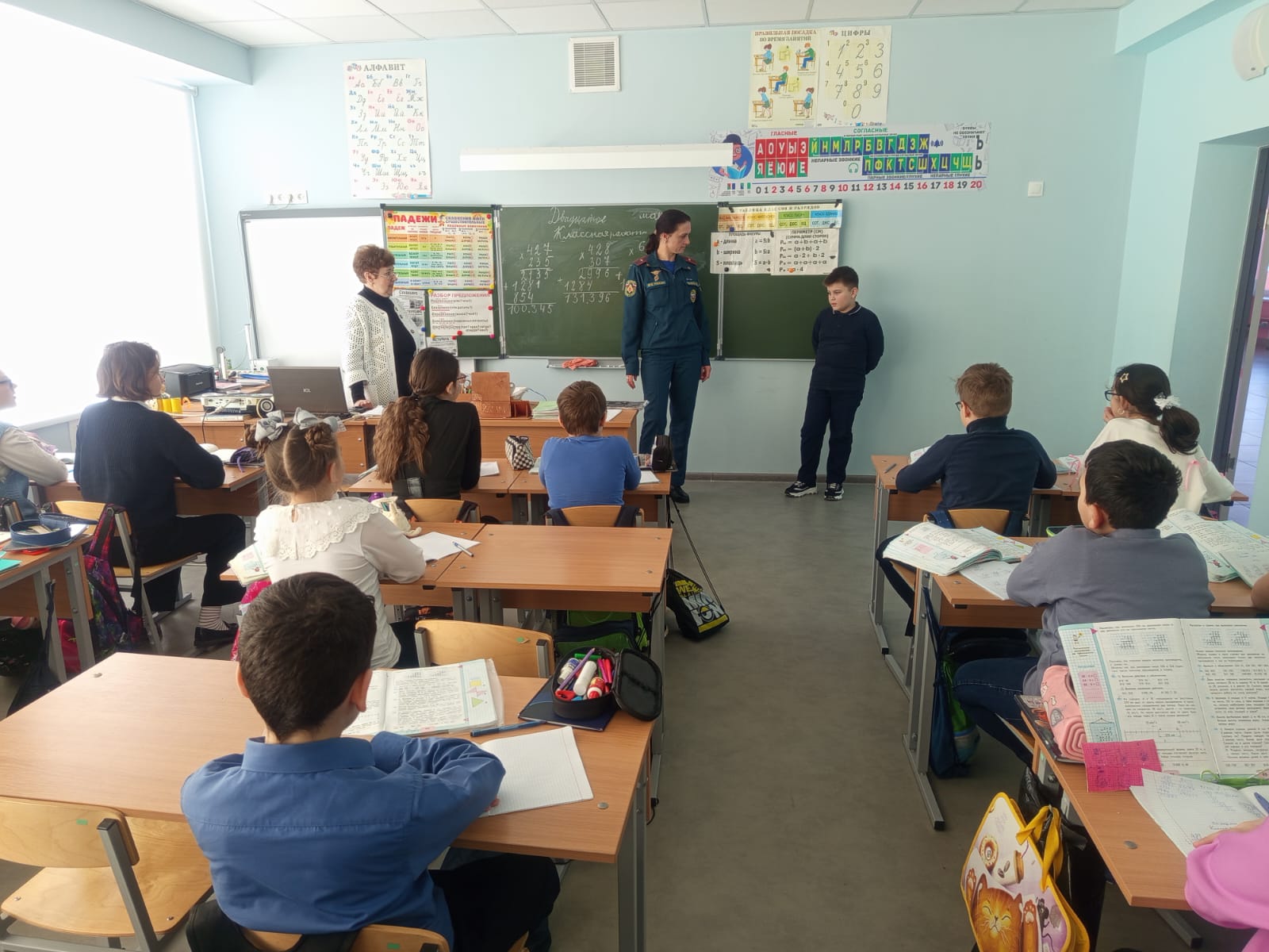 Сотрудники 🧑‍🚒ОНД и ПР по Одоевскому и Арсеньевскому районам провели беседу с учащимися МОУ Арсеньевская СОШ.