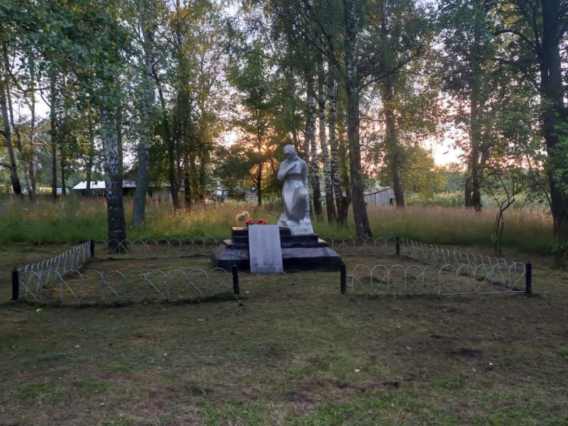 Активисты ТОС пос. Иста (руководитель ТОС Матвеенко Мария) покосили территорию памятника и подход к автобусной остановке..