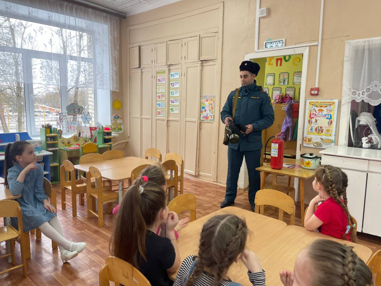 Сотрудники 🧑🚒ОНД и ПР по Одоевскому и Арсеньевскому районам провели беседу с детьми в структурном подразделении детский сад МОУ Арсеньевская СОШ. Сотрудники 🧑🚒ОНД и ПР по Одоевскому и Арсеньевскому районам провели беседу с детьми в структурном подразделении детский сад МОУ Арсеньевская СОШ.